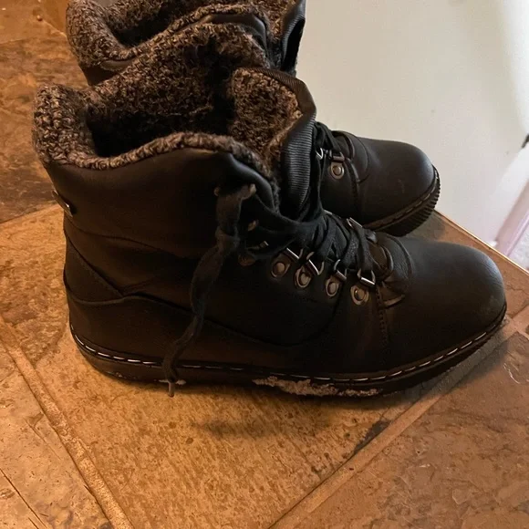 Selling boots - Picture 2 of 2